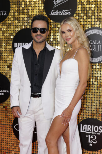 El cantante puertorriqueño Luis Fonsi y su esposa, Águeda López, en la Gala Starlite (Marbella)