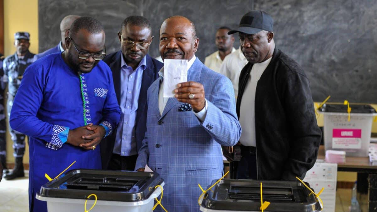 El hasta ahora presidente de Gabón Ali Bongo Ondimba vota en las elecciones del pasado 26 de agosto.