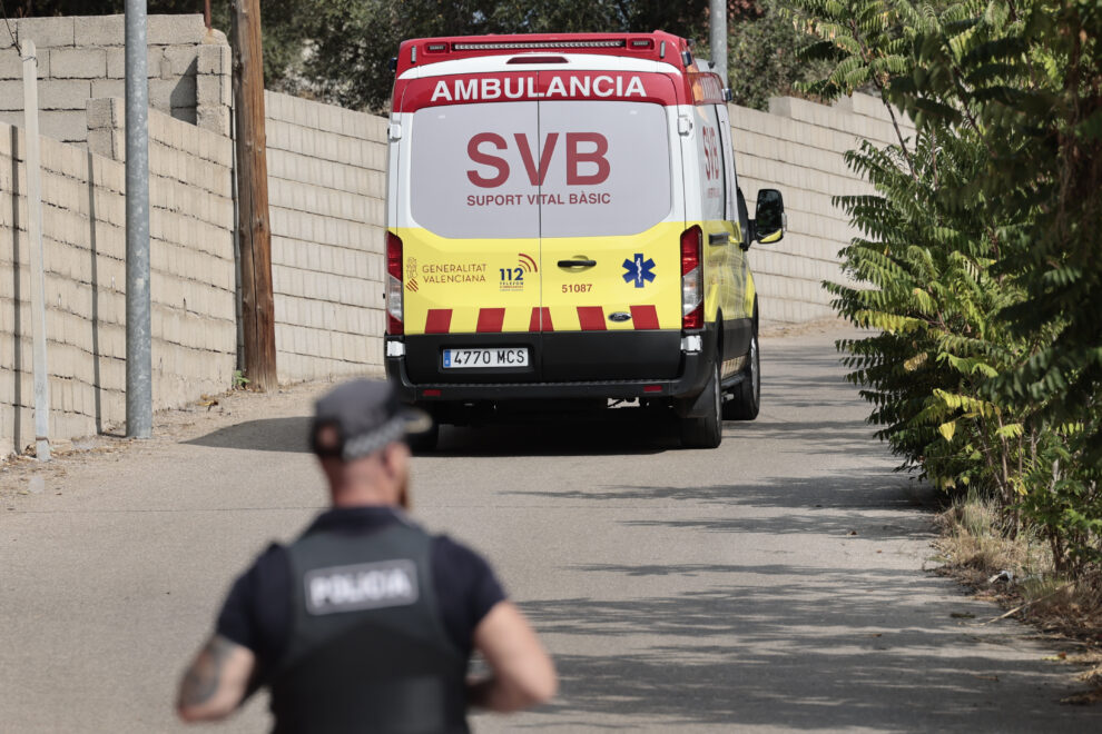 Una ambulancia se dirige a la casa donde un Policía Nacional retirado o jubilado