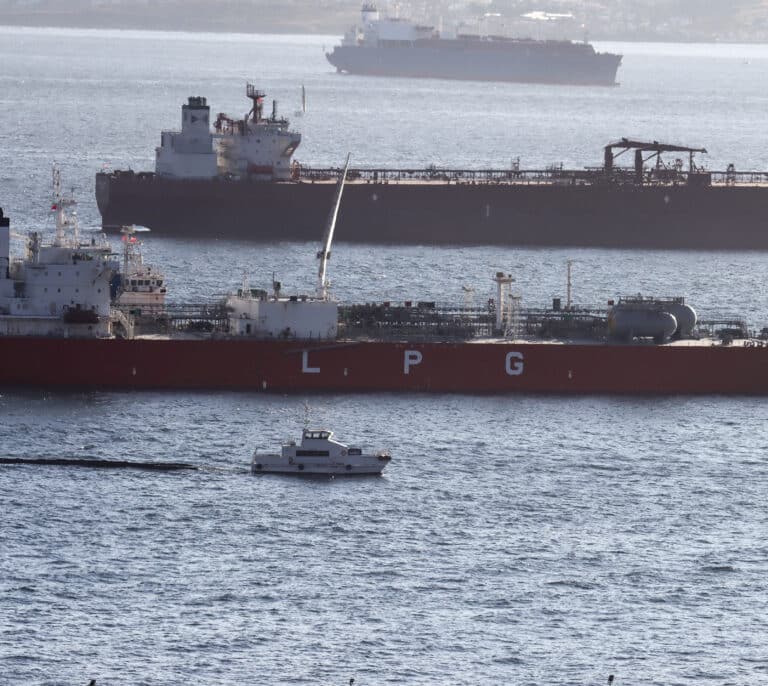 Reabren al baño las playas de Gibraltar afectadas por el vertido de petróleo