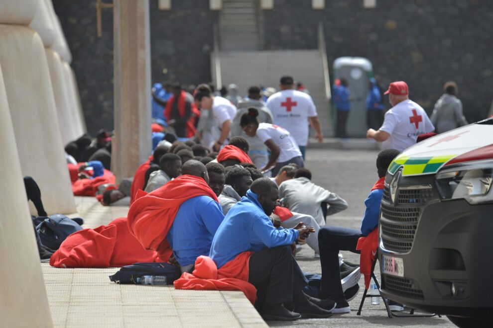 Migrantes auxiliados en puerto tras llegar en cayuco.