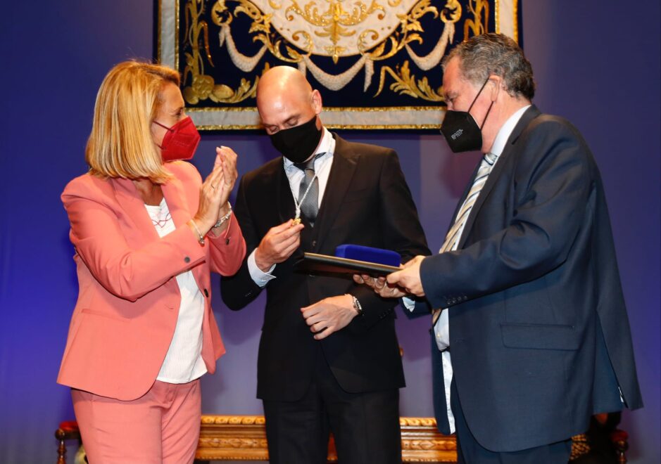 Luis Rubiales recibe la medalla de oro de Motril en junio de 2021.