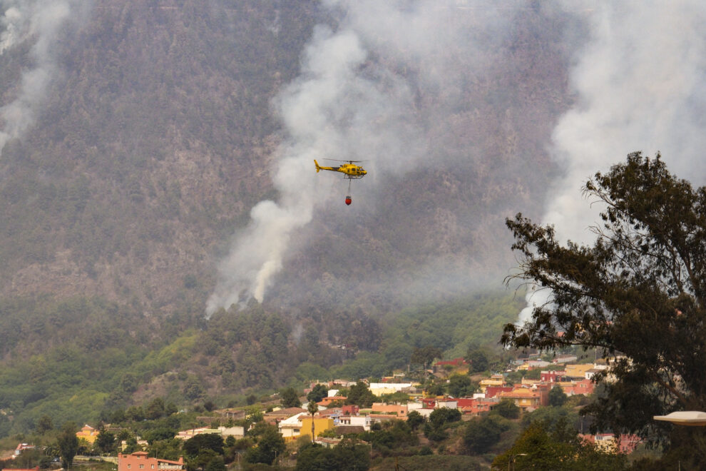 El humo provocado por el incendio forestal que afecta a la isla de Tenerife es visto este sábado sobre el valle de La Orotava, lo que ha provocado una alerta por la mala calidad del aire. 