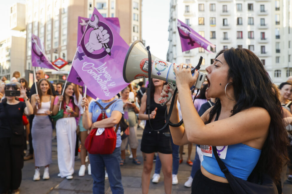 Una joven participa en una manifestación en apoyo a las jugadoras de la Selección española de fútbol y en concreto de Jenni Hermoso en Madrid, este lunes. 
