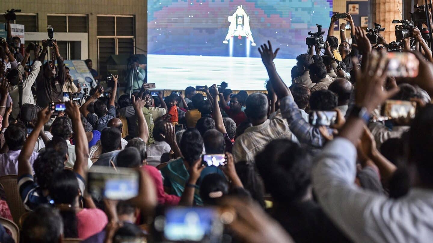 La gente celebra el aterrizaje de la misión Chandrayaan-3 en el Polo Sur de la Luna durante la retransmisión en directo, en el Centro de Ciencia y Tecnología de Tamil Nadu, en Chennai, India, el 23 de agosto de 2023