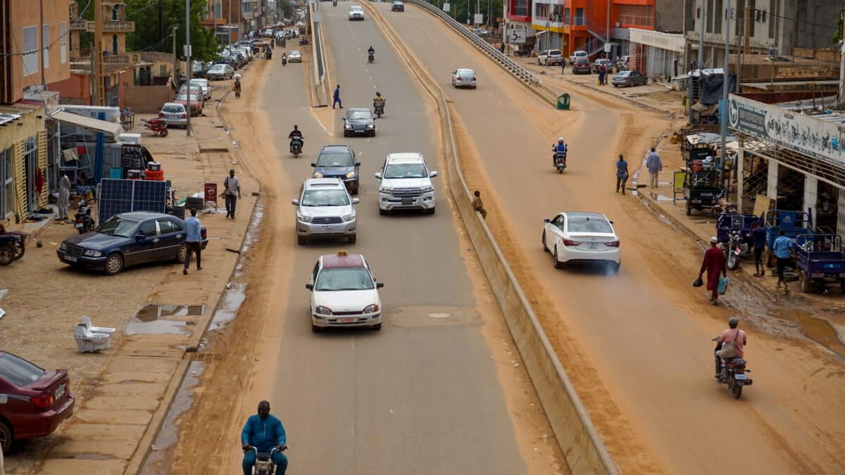 Autos circulan por una vía principal en Niamey, Níger