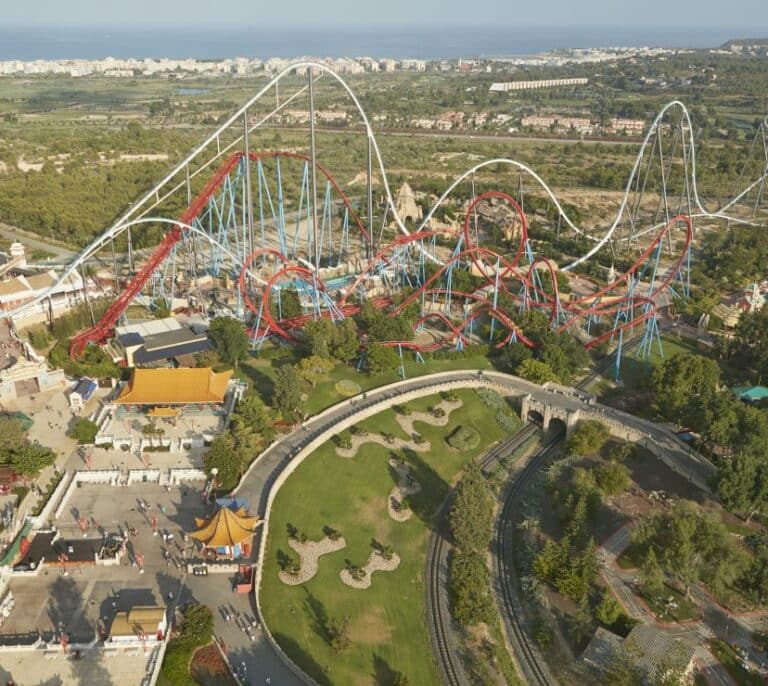 Dos personas en estado crítico y varios heridos tras caer un árbol en una atracción de Port Aventura