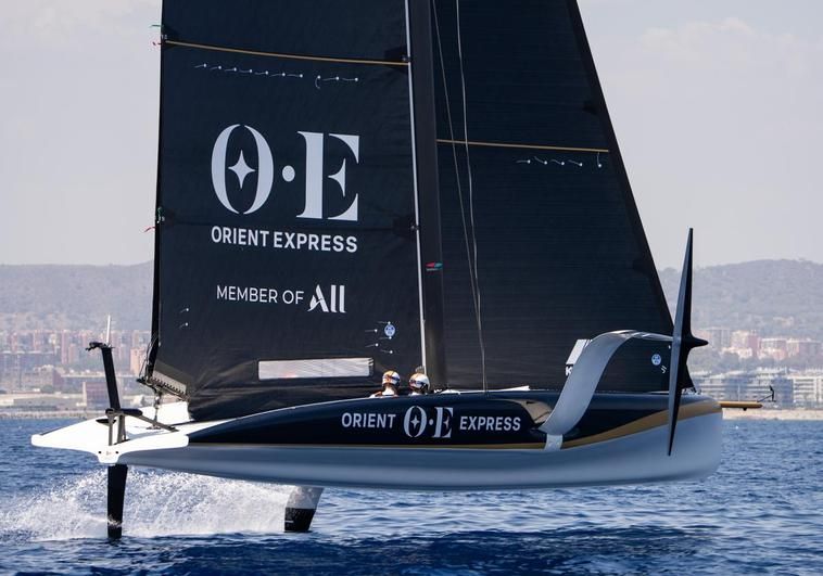 El AC40 del Orient Express Racing Team en la costa de la Barceloneta