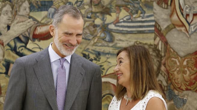 La nueva presidenta del Congreso, la socialista Francina Armengol (d), se ha reunido este viernes con el rey Felipe VI (i) en el Palacio de la Zarzuela en Madrid para informarle de las constitución de las Cortes de la XV legislatura