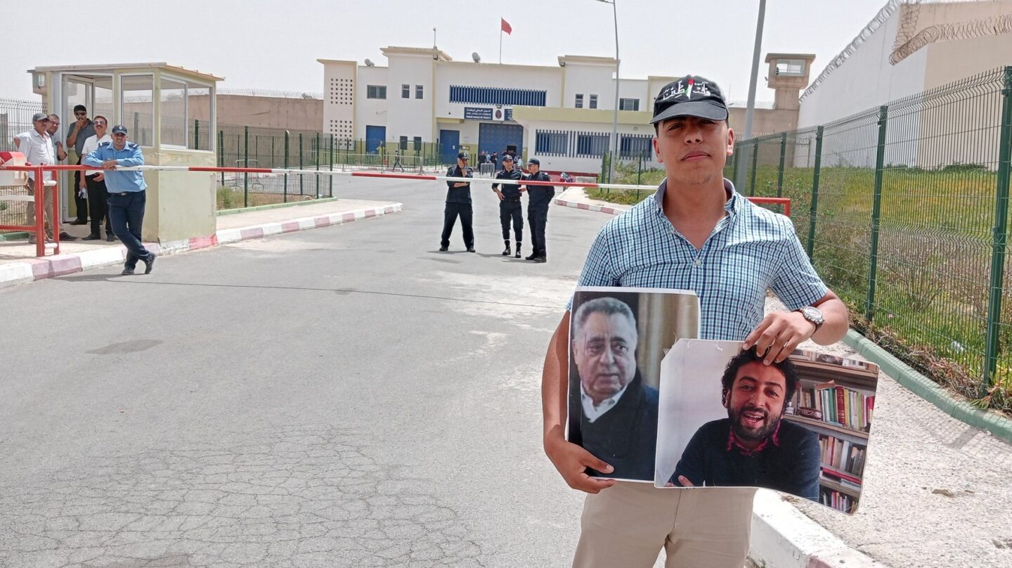 El periodista marroquí Abdellatif el Hamamouchi frente a la prisión donde se halla el reportero Omar al Radi.
