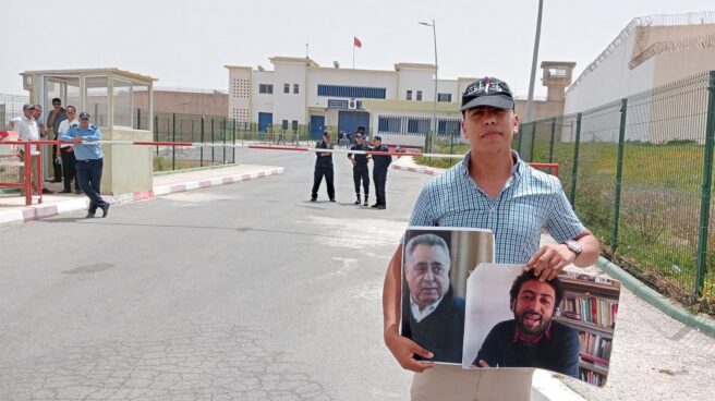 El periodista marroquí Abdellatif el Hamamouchi frente a la prisión donde se halla el reportero Omar al Radi.