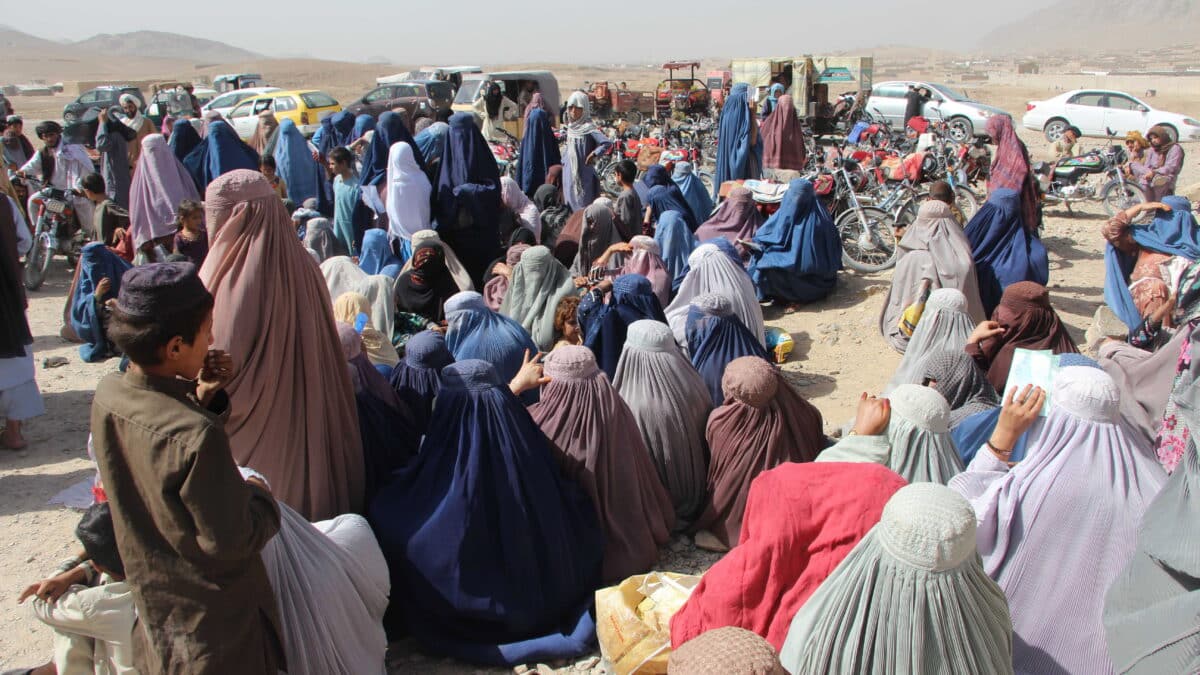 Mujeres afganas reciben ayuda humanitaria en Kandahar