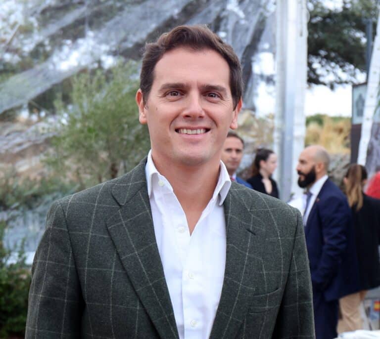 Albert Rivera hace una aparición sorpresa en una de las fotos de su novia, Carla Cotterli