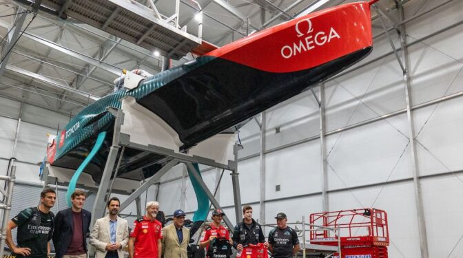 Emirates Team New Zealand se hermana con Ducati Lenovo Team en un encuentro entre campeones en Barcelona