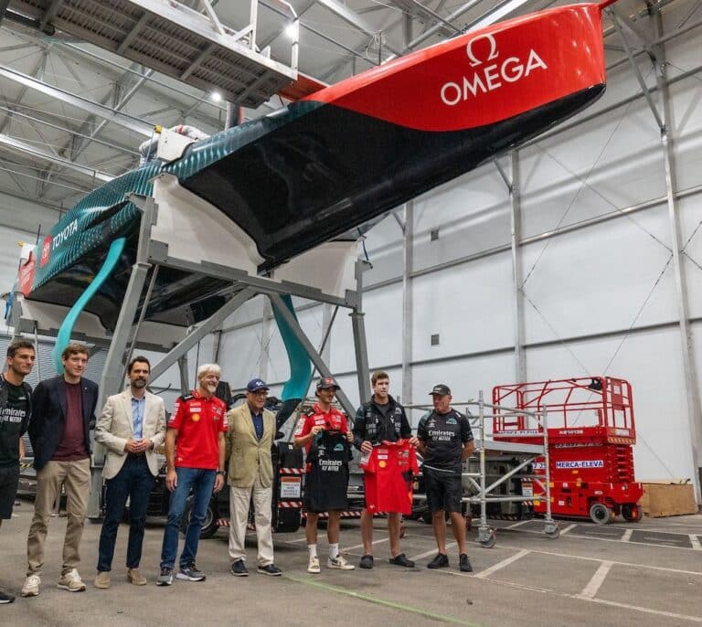 Emirates Team New Zealand se hermana con Ducati Lenovo Team en un encuentro entre campeones en Barcelona