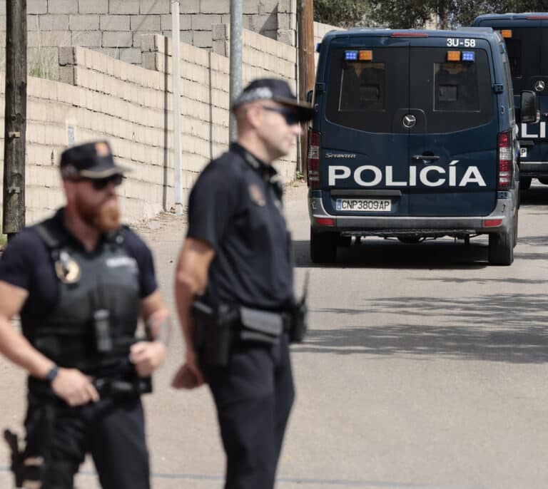 Detenidos 11 jóvenes, uno menor de edad, por humillar y agredir a personas sin hogar en Valencia