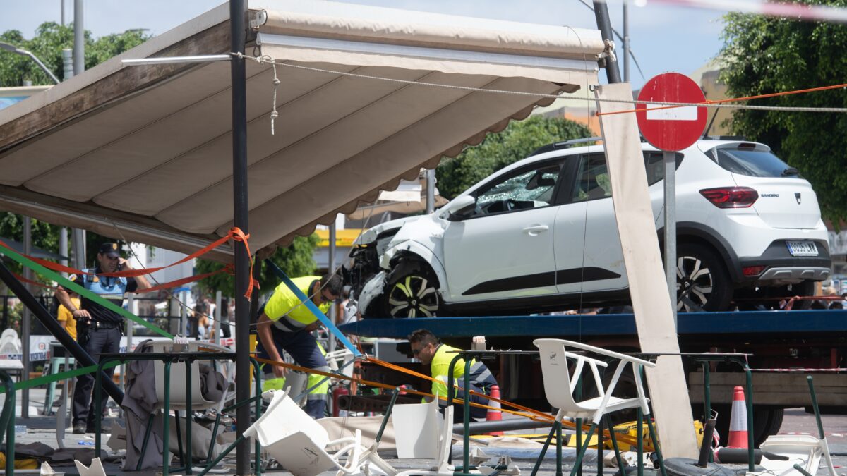 Ocho personas, entre ellas dos menores, han resultado heridas en un accidente ocurrido este jueves cuando un vehículo se empotró contra una terraza de un bar