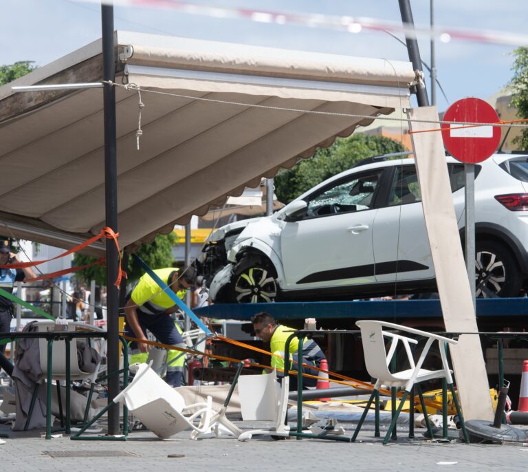 Un coche pierde el control y se estampa contra un comercio en Fuerteventura dejando ocho heridos, entre ellos un bebé