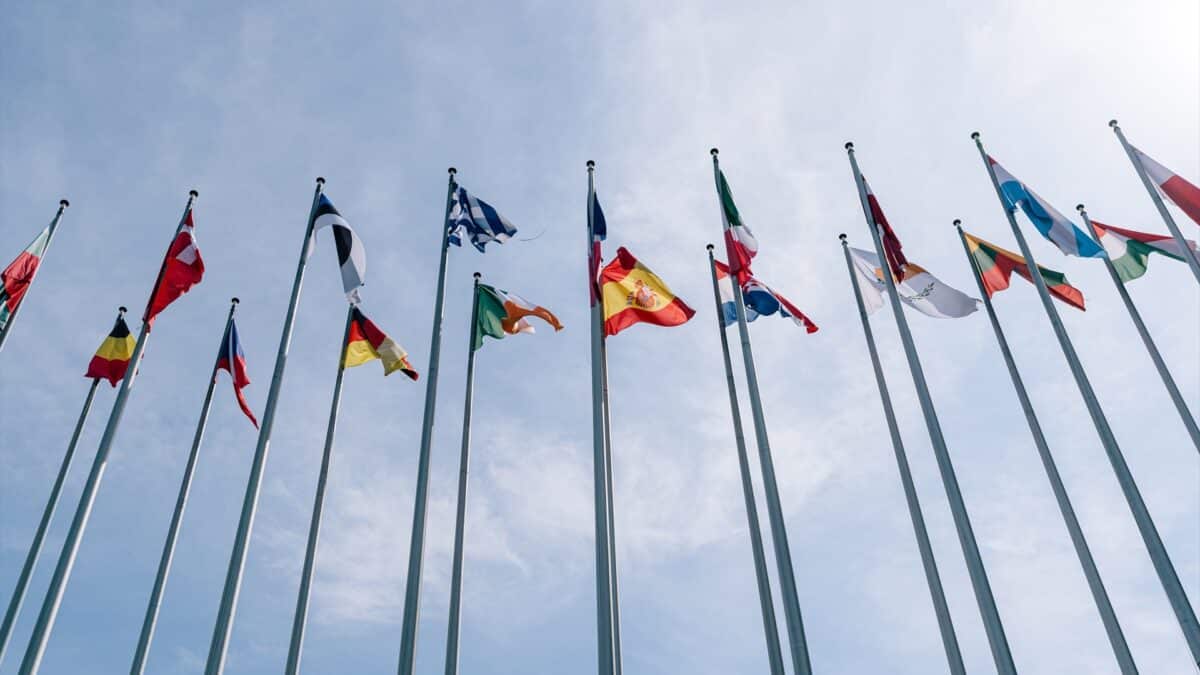 Banderas de países miembros de la Unión Europea en el exterior del Parlamento Europeo, en Estrasburgo, Francia.