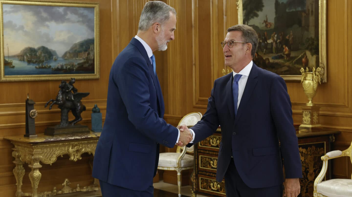 MADRID , 22/08/2023.-El rey Felipe VI recibe al líder del PP, Alberto Núñez Feijóo (d), en la última de sus siete entrevistas con dirigentes políticos antes de decidir qué candidato propondrá para que se someta en el Congreso a la investidura como presidente del Gobierno , este martes en el Palacio de la Zarzuela. EFE/ Sebastian Mariscal Martinez POOL