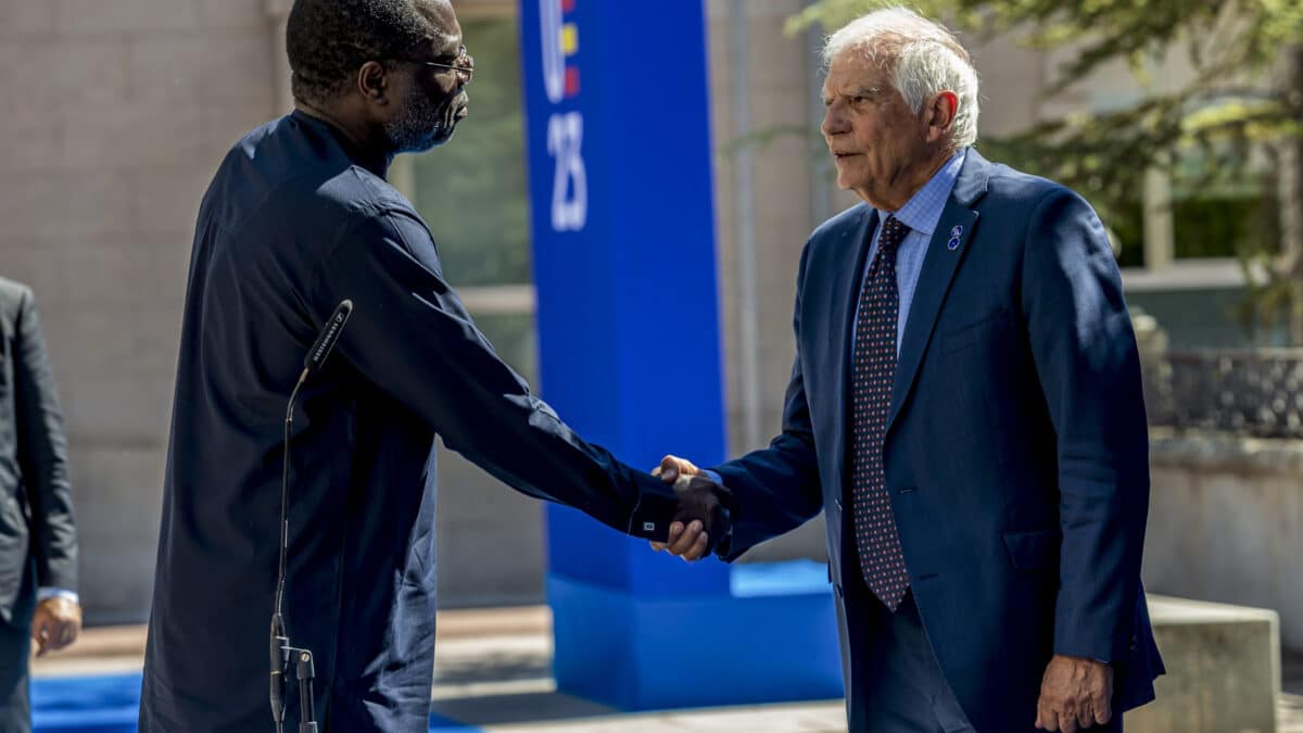 Josep Borrell y el presidente de la Cedeao, Omar Alieu Touray