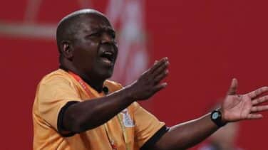 La FIFA investiga al seleccionador de Zambia por tocar los pechos a una futbolista