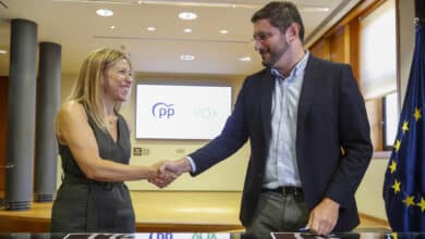 Azcón no acude a la firma del pacto con Vox, que usa el término "violencia machista" aunque no "de género"