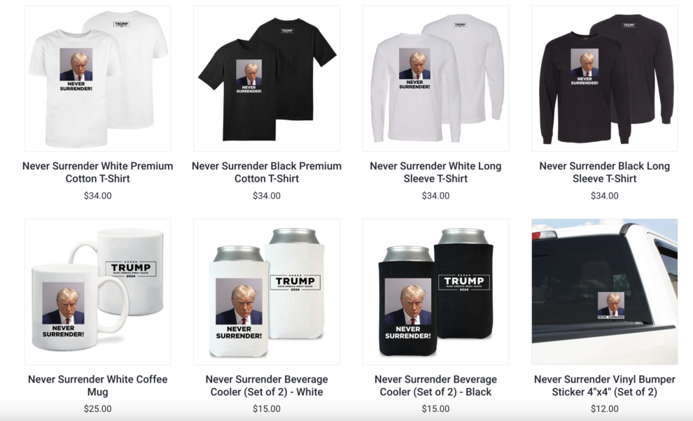 Productos de la tienda oficial de Donald Trump para su campaña electoral, que lanza después de volver a Twitter