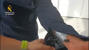 Móviles ocultos, receptores de señal y audífonos para copiar en examen teórico de conducir