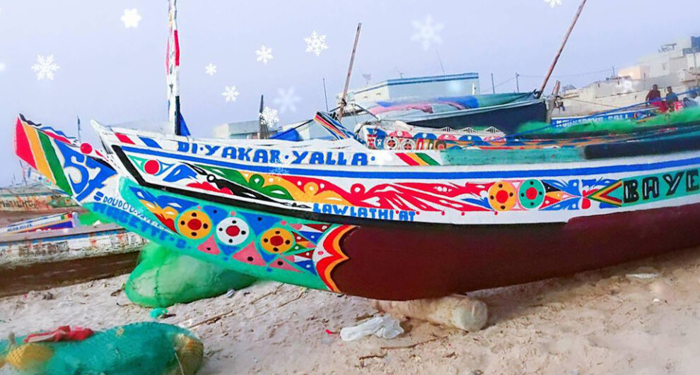 Un colorido cayuco en Fass Boye (Senegal).