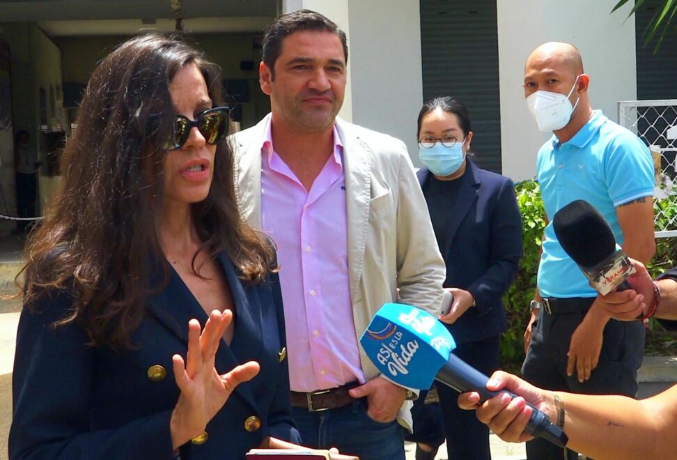 Silvia Bronchalo ha atendido a la prensa a las puertas de la prisión de Koh Samui