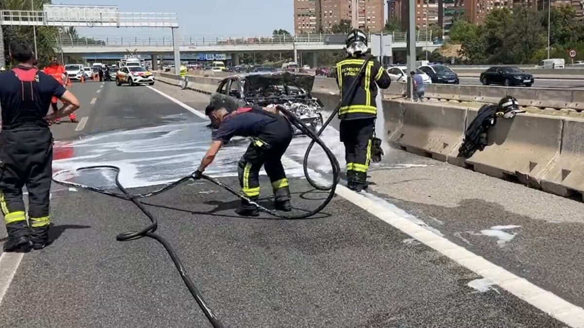 Un coche sale ardiendo en la M-30