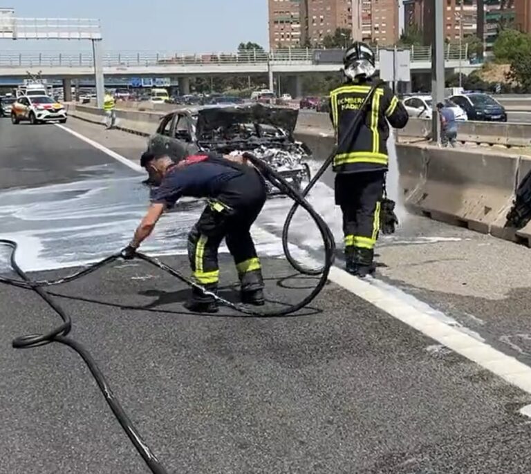 Un coche arde en plena M-30 tras sufrir un golpe contra otro turismo