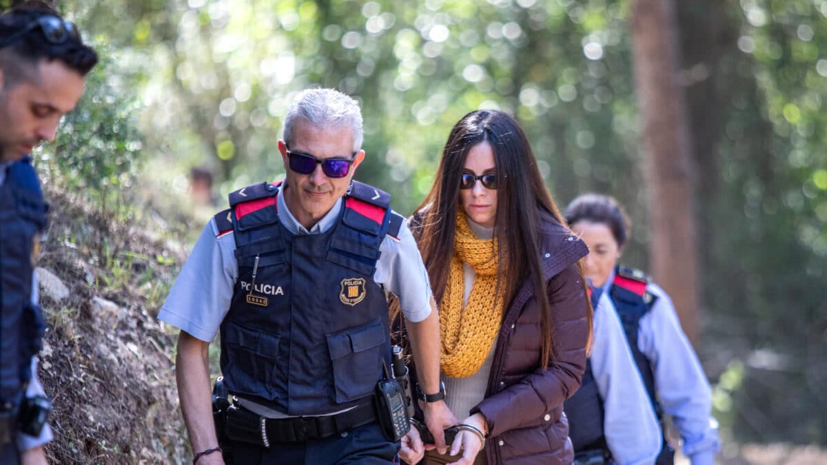 La comitiva judicial del crimen de la Guardia Urbana acude a la inspección ocular de la casa de la acusada Rosa Peral en Cubelles (Barcelona) para realizar el recorrido que supuestamente hicieron los acusados