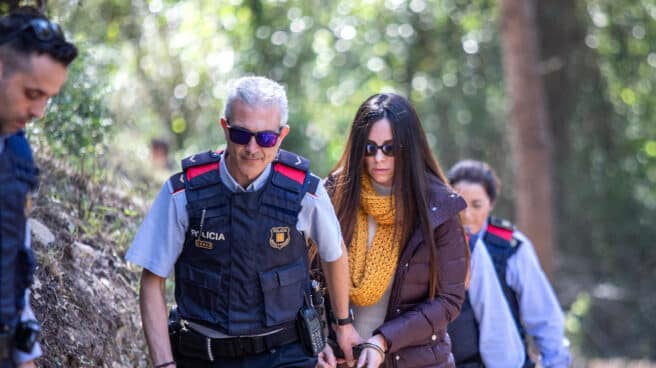La comitiva judicial del crimen de la Guardia Urbana acude a la inspección ocular de la casa de la acusada Rosa Peral en Cubelles (Barcelona) para realizar el recorrido que supuestamente hicieron los acusados