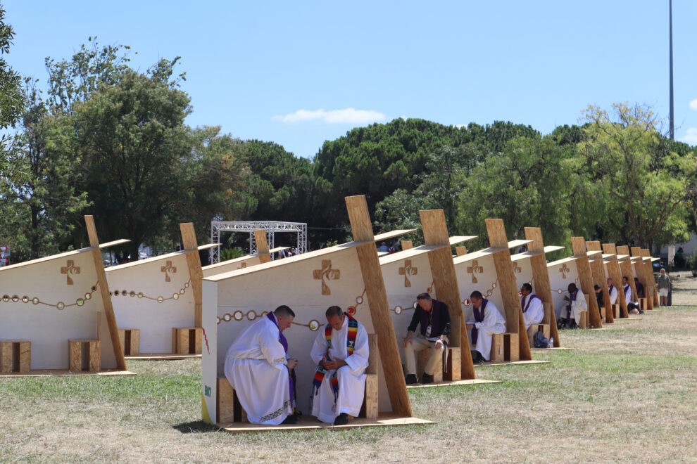 Varias personas se confiesan en unos de los 150 confesionarios, construidos por reclusos portugueses, que ofrecerán este sacramento a los fieles en el Parque del Perdón, un espacio en el barrio lisboeta de Belém en Lisboa con motivo de la Jornada Mundial de la Juventud (JMJ). 