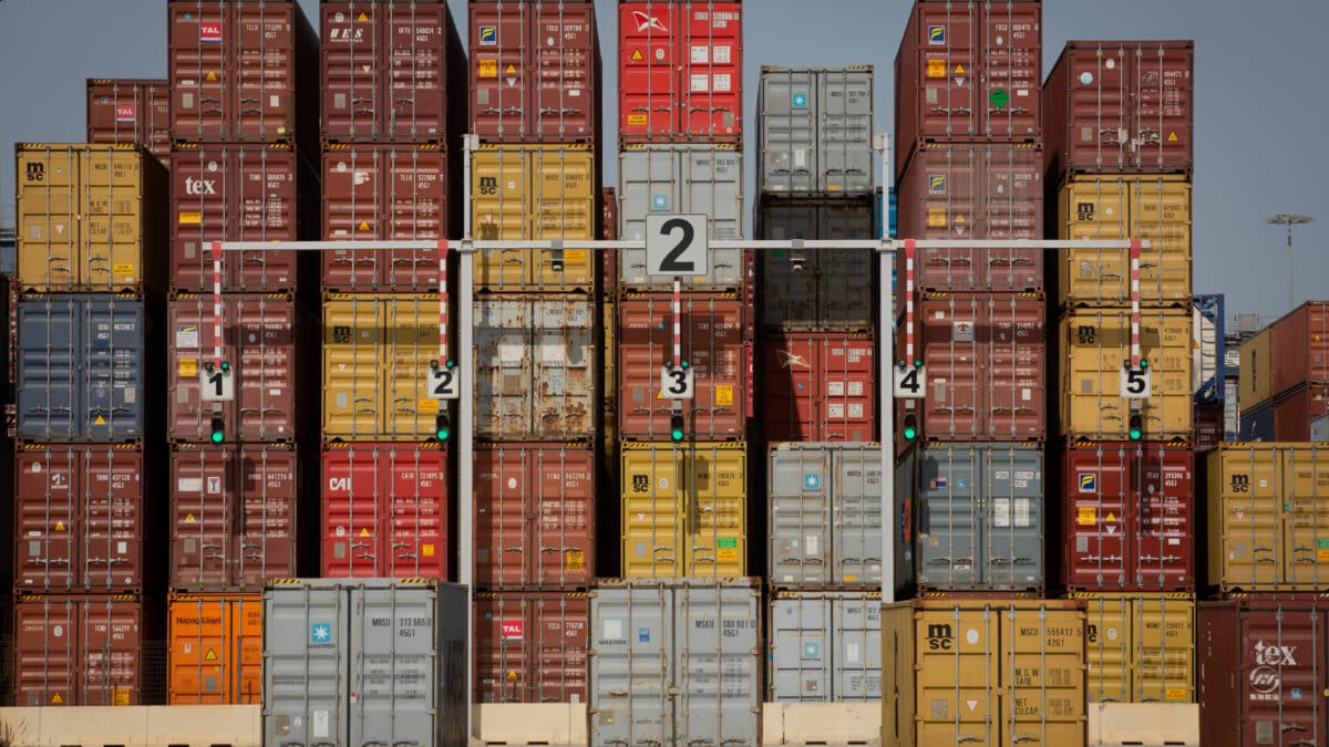Contenedores de mercancías en el muelle de descarga del Puerto de Barcelona.