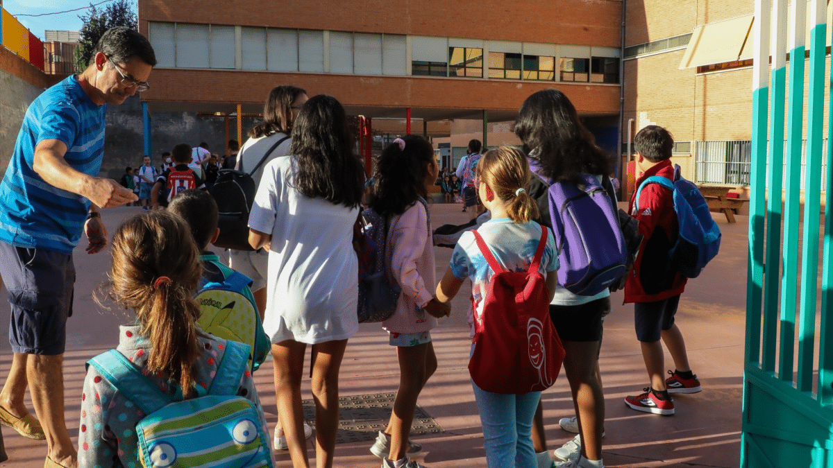 Varios niños a su llegada al colegio, sabiendo cuándo empiezan las clases del curso 2023-2024