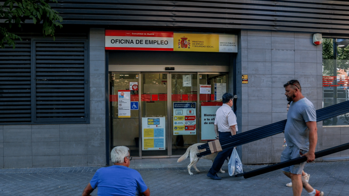 Varias personas pasan por delante de la oficina del SEPE, sabiendo cuándo se cobra el paro en agosto 2023