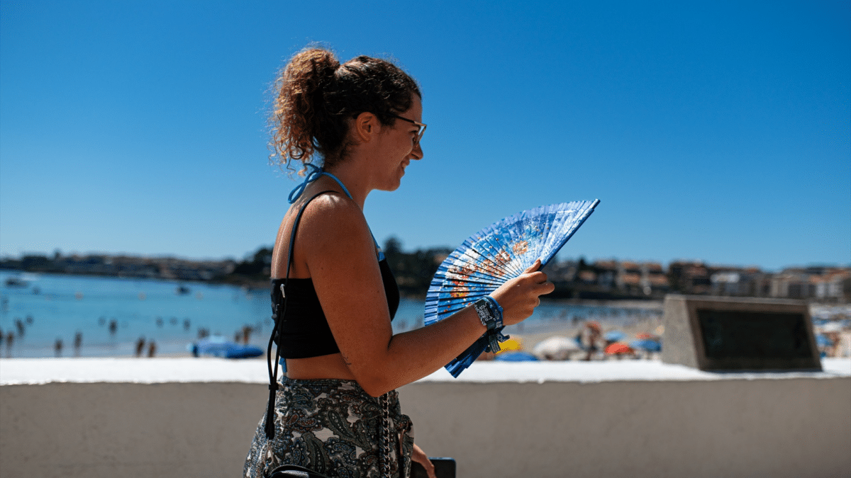 Una persona con abanico durante la tercera ola de calor del verano, que termina el próximo jueves 10 de agosto