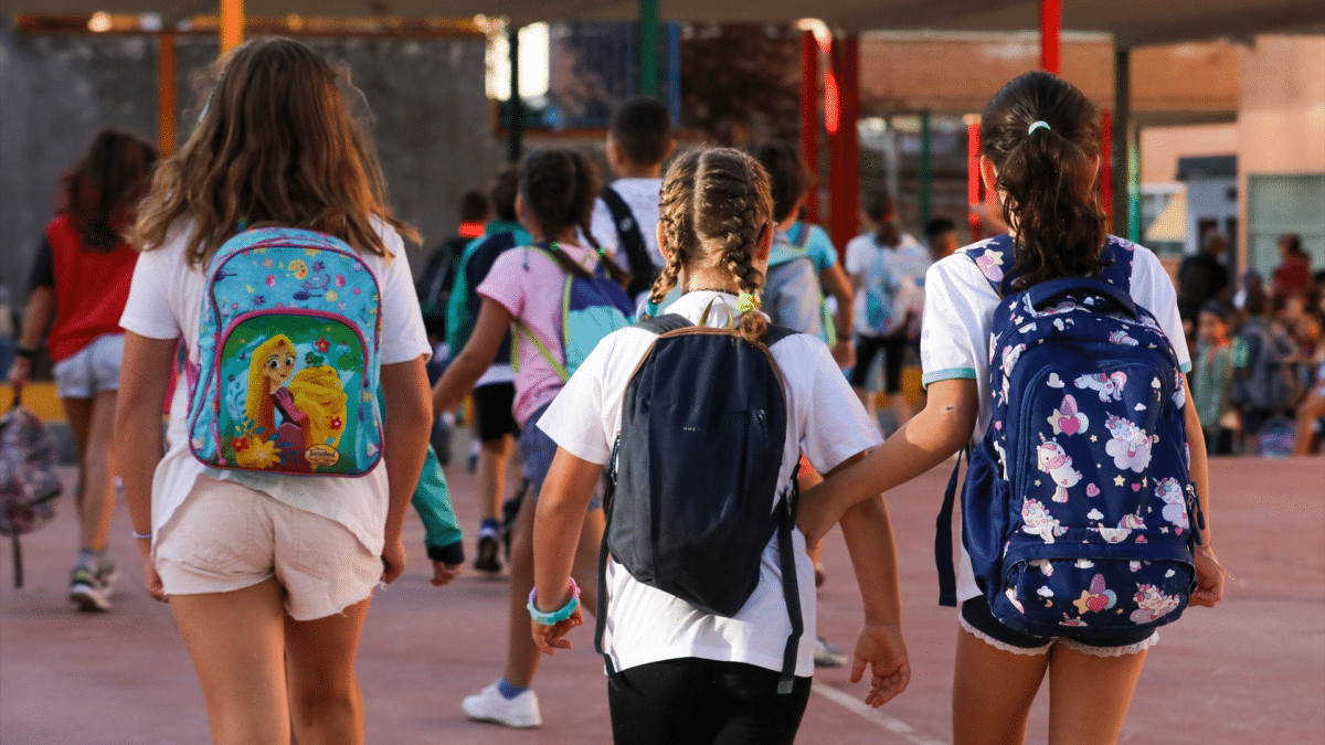 Tres niñas a su llegada al colegio, tras conocer dónde se desgravan los libros de texto correspondientes al curso escolar