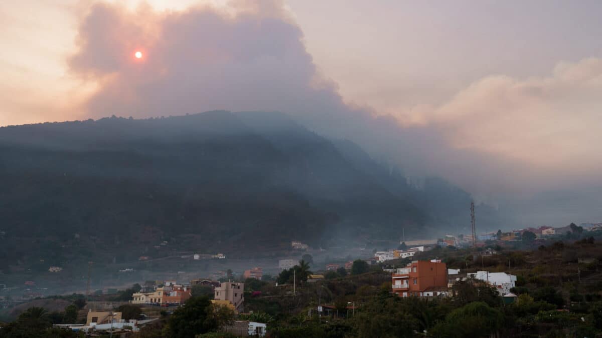 Las recomendaciones por posibles apagones por el incendio de Tenerife: "Móviles cargados y velas a mano"