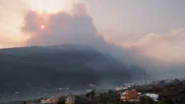 Las recomendaciones por posibles apagones por el incendio de Tenerife: "Móviles cargados y velas a mano"