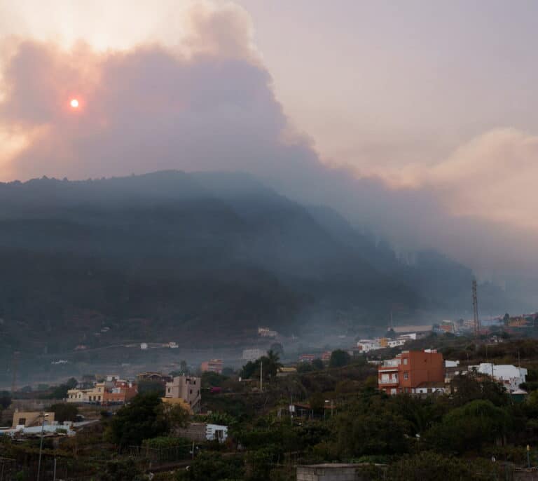 CaixaBank adelantará los pagos de las aseguradoras a los afectados por el incendio de Tenerife