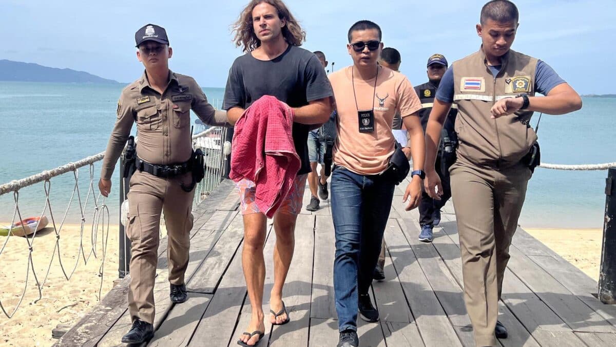 Daniel Sancho es escoltado este lunes por la policía mientras es trasladado al juzgado de la isla de Koh Samui, en el sur de Tailandia, donde el juez ha decidido su ingreso en prisión por el asesinato de Edwin Arrieta.