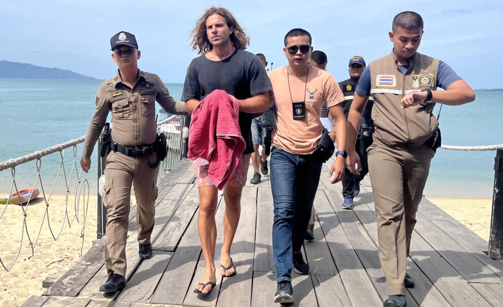Daniel Sancho es escoltado este lunes por la policía mientras es trasladado al juzgado de la isla de Koh Samui, en el sur de Tailandia, donde el juez ha decidido su ingreso en prisión por el asesinato de Edwin Arrieta.