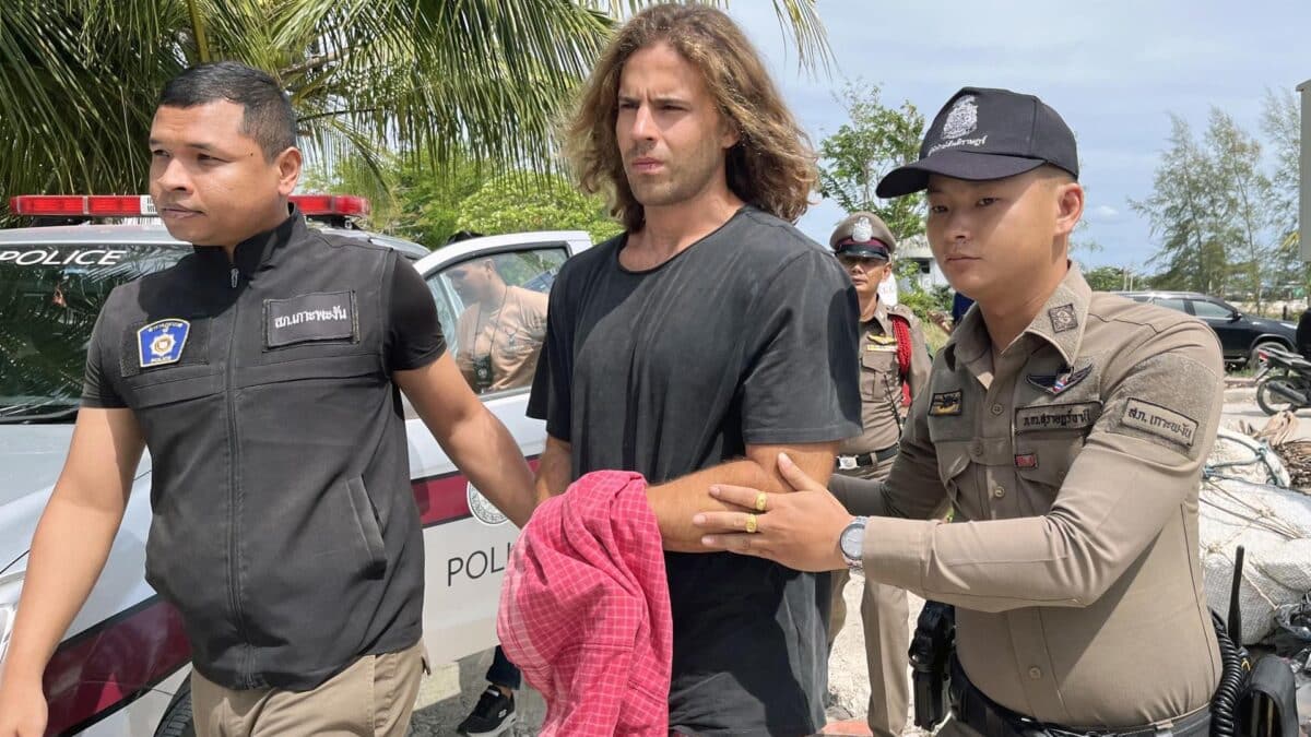 Daniel Sancho escoltado por la policía mientras es trasladado al juzgado de la isla de Koh Samui