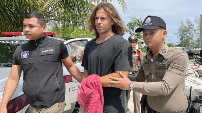 Daniel Sancho escoltado por la policía mientras es trasladado al juzgado de la isla de Koh Samui