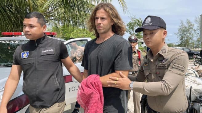 Daniel Sancho escoltado por la policía mientras es trasladado al juzgado de la isla de Koh Samui Daniel Sancho escoltado por la policía mientras es trasladado al juzgado de la isla de Koh Samui