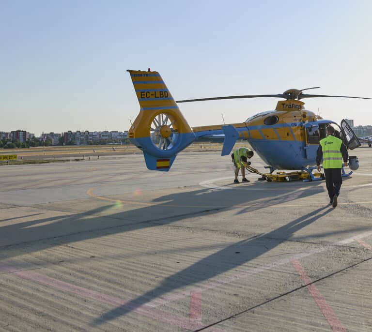 Herido leve el piloto de un helicóptero de la DGT tras estrellarse contra un árbol en Almería